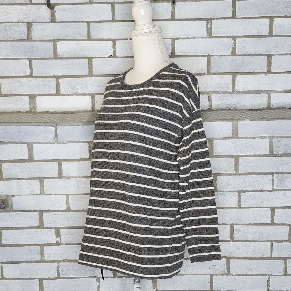 • Lou & Grey Women’s Petite Size Medium Gray & White Striped Top Side Zipper